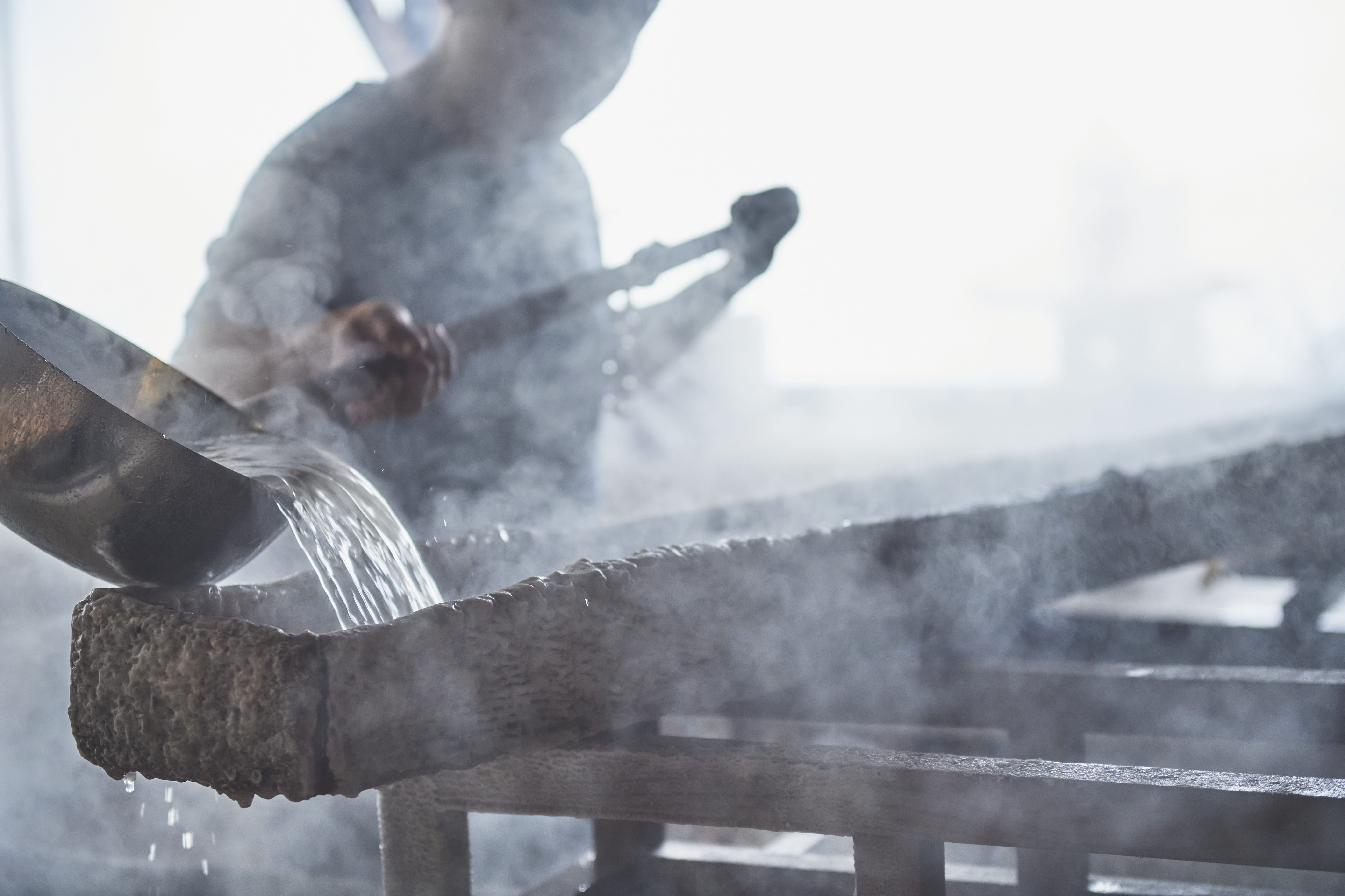 御食国時代の”海人(あま)”の塩づくりを彷彿させる淡路島の自然を生かした西海岸での伝統的塩づくりを密着体験～自凝雫塩-おのころしずくしお～