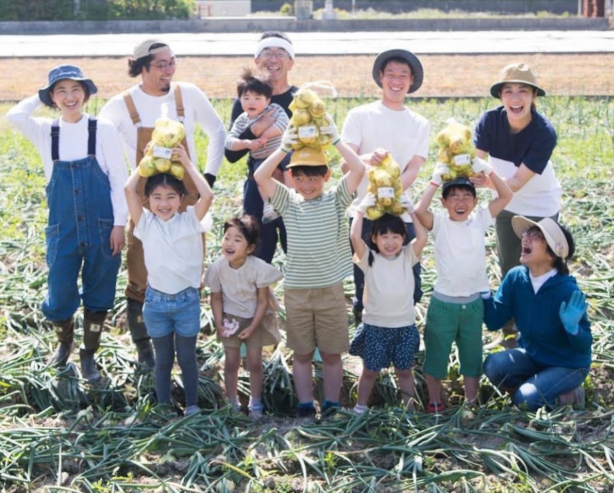 濱田ファミリーがお出迎え!土に触れ、穏やかな時間の中で、おいしさの秘密や農業の話を聴きながらの淡路島たまねぎ収穫体験