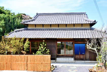 Savor Awaji Island cuisine with fresh local ingredients. Relax by the garden or a farmhouse amid terraced rice fields.
