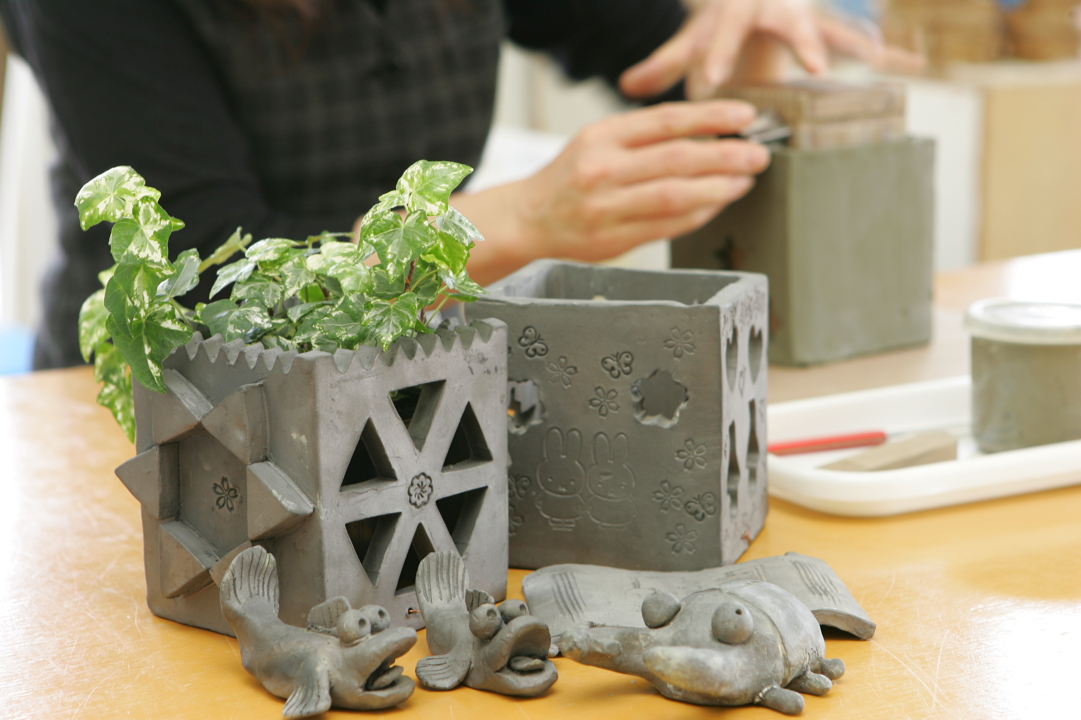 淡路のいぶし瓦の粘土で作る陶芸体験