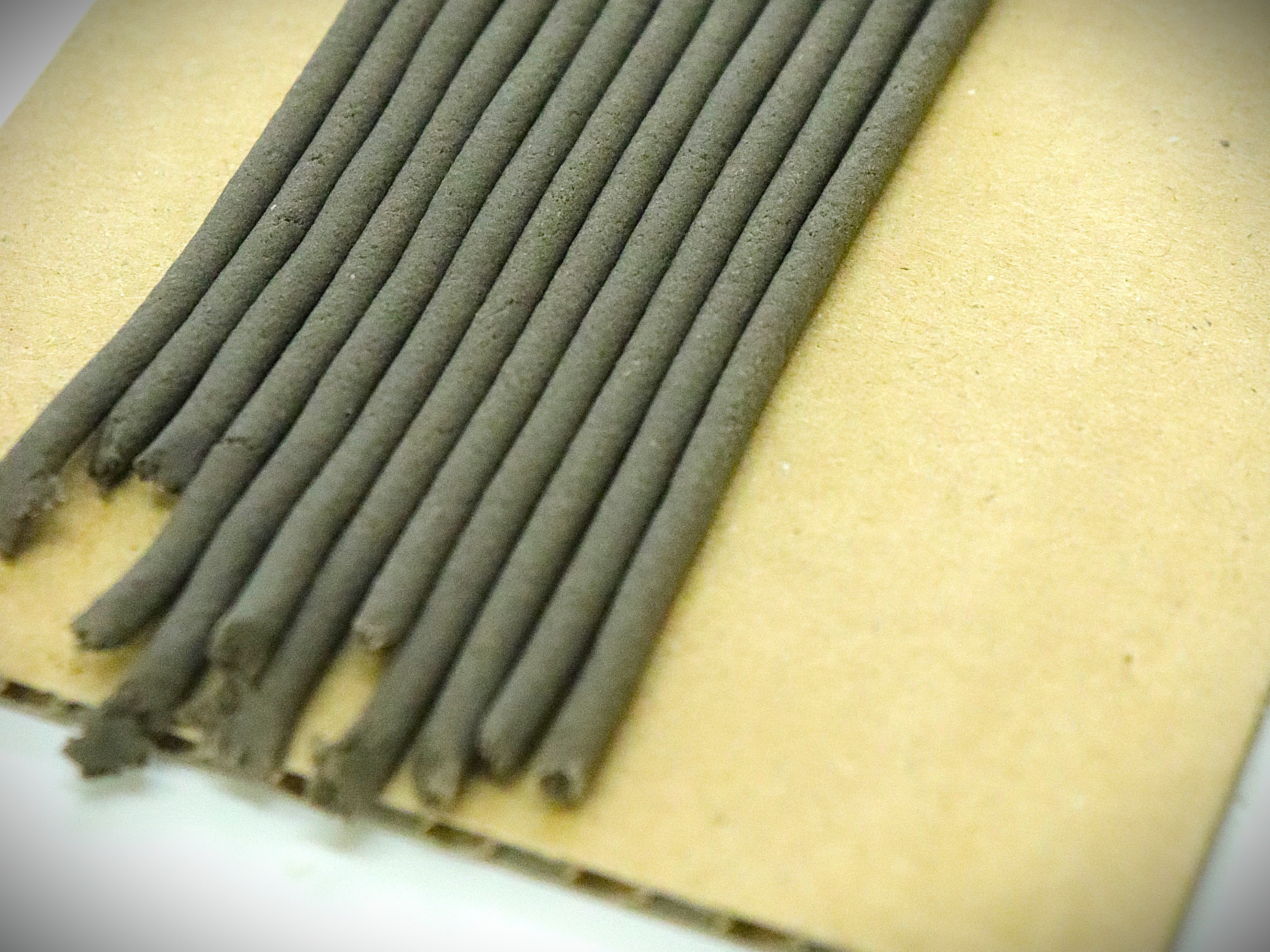 【新登場!】香りの島“淡路島”の伝統を、あなたの手で形に。10種の香り×5つの色でつくる、自分だけのオリジナル線香づくり体験