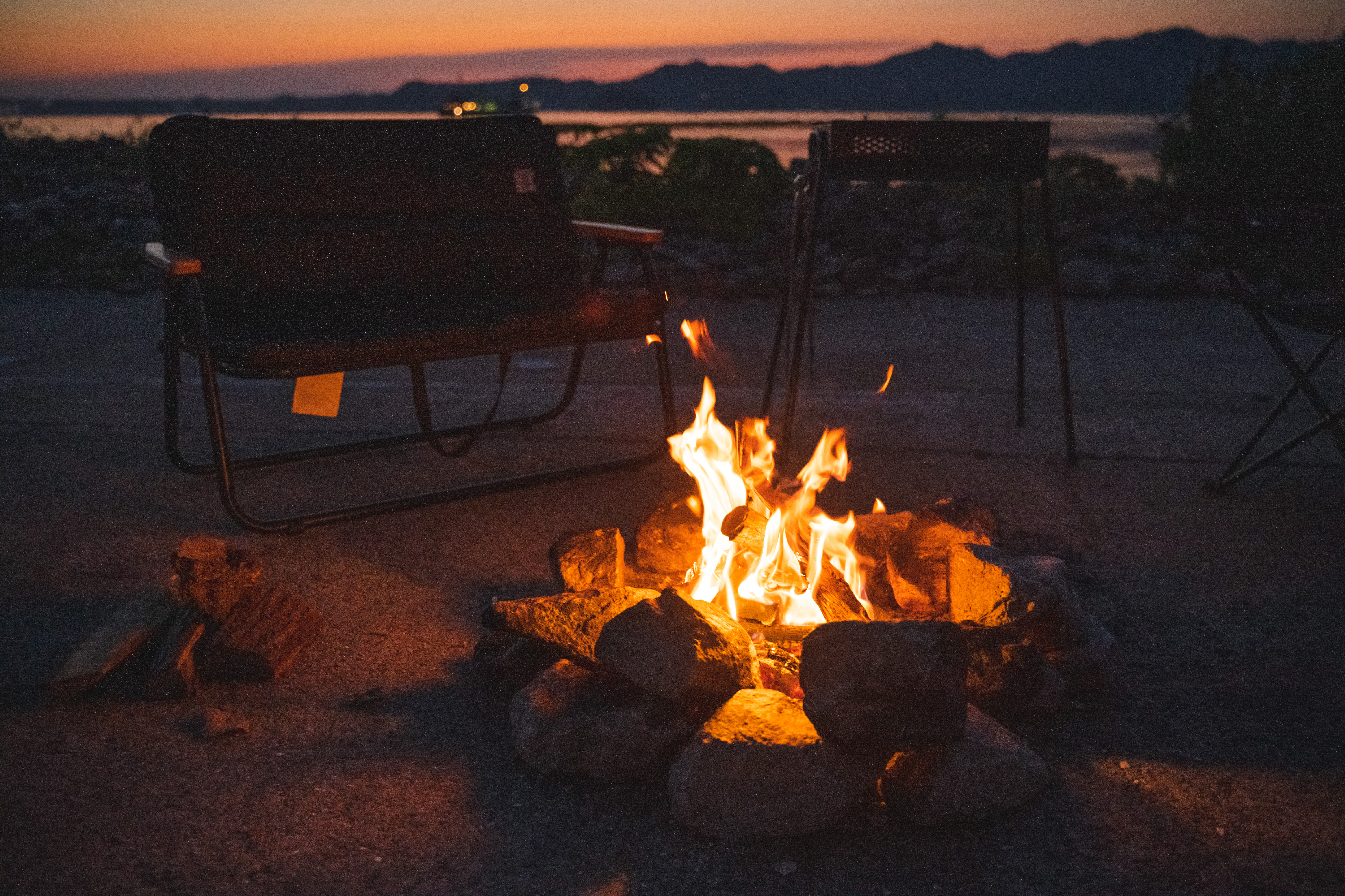 淡路島の海辺にある水産工場跡をリノベーションした特別空間で、手ぶらBBQと焚き火体験を。ノスタルジックな雰囲気と自然が調和する非日常の夜を!