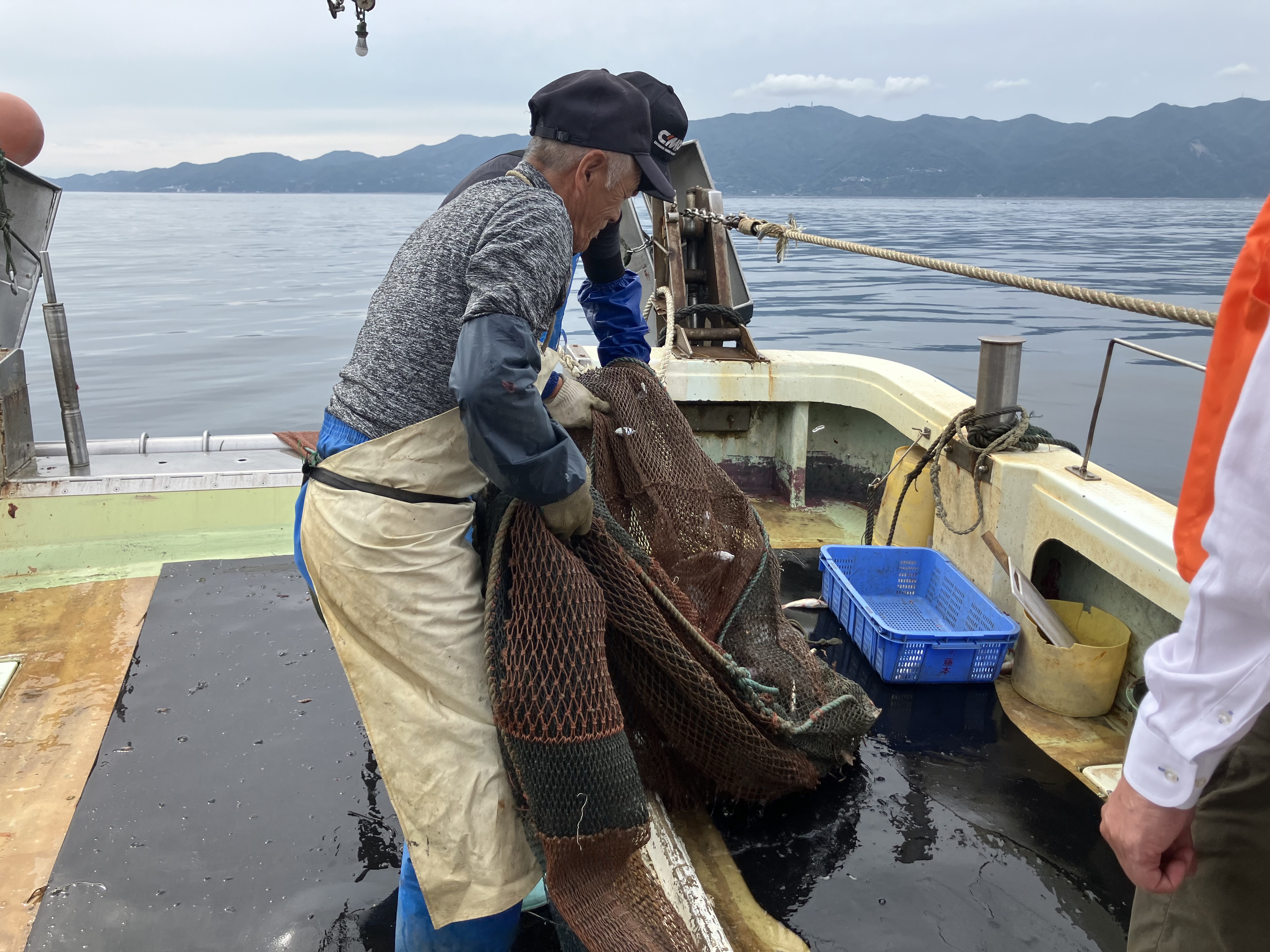 淡路島の南端・沼島(ぬしま)の底引き網漁、親子2代の漁師さんの漁船に乗込む!何が獲れるかはその日のお楽しみ!本日の水揚げの仕分けをお手伝い、獲れた魚にまつわる豆知識を漁師さん自らが解説!さまざまな魚種が獲れるのが魅力です